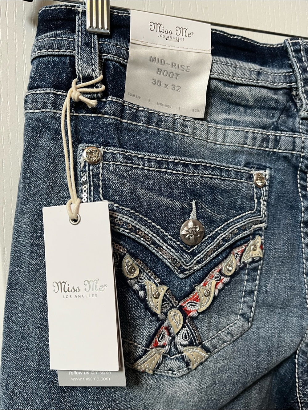 NWT Miss Me Boot Cut Jeans in Distressed Dark Blue with Embroidered Accent 30x32